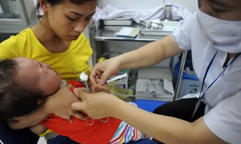 Tiêm vaccine đầy đủ, đúng lịch để phòng trách bệnh cho trẻ