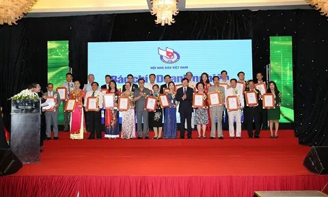 Trực tiếp: `Giao lưu nghệ thuật Báo chí và Doanh nghiệp`