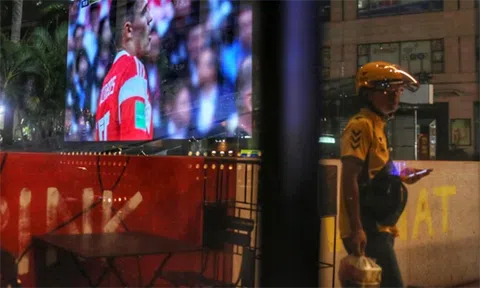 Các hãng giao đồ ăn đêm Trung Quốc hốt bạc nhờ World Cup