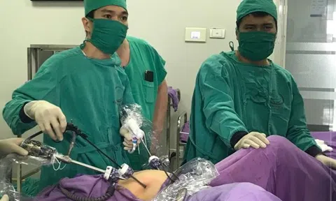 Phẫu thuật nội soi cắt khối u buồng trứng cho bé 12 tuổi