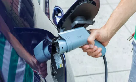 Uber dự định trả tiền cho tài xế đổi sang lái xe điện