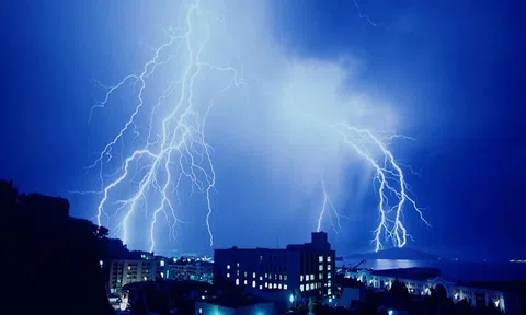 Cảnh báo tai họa do dông sét, người dân hãy thuộc lòng những nguyên tắc này