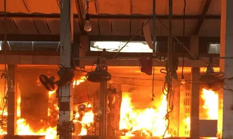 Hà Nội: Cháy lớn ở chợ Sóc Sơn