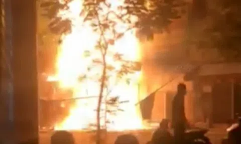 Cháy lớn lúc nửa đêm ở khu Chợ Lớn, nhà 5 tầng bị thiêu rụi