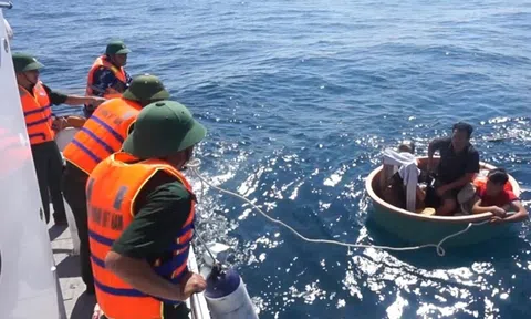 Cứu sống 4 ngư dân gặp nạn trên biển