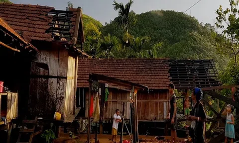 Quảng Ngãi: Hàng chục nhà dân, cơ quan tốc mái do lốc xoáy