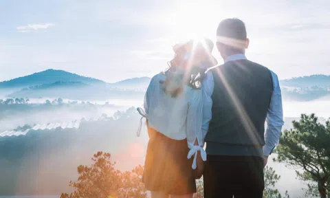 Bạn bè giàu sang mới có, vợ dù nghèo hèn vẫn ở bên