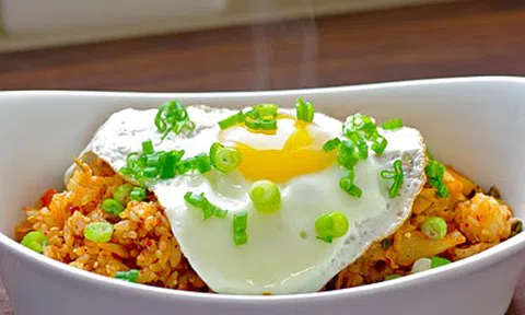 Cơm rang kim chi mà làm theo cách này thì đảm bảo ai cũng mê