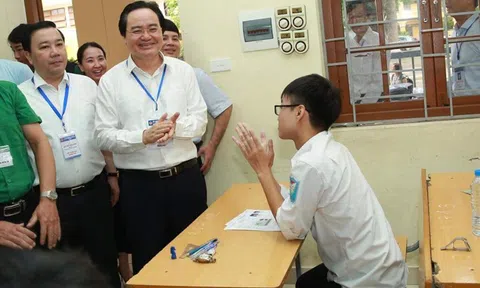 Bộ trưởng Phùng Xuân Nhạ xuống điểm thi thăm hỏi phụ huynh, học sinh
