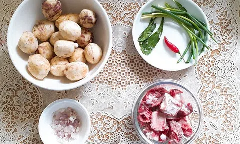 Cách nấu canh khoai sọ hầm xương đơn giản, bổ dưỡng