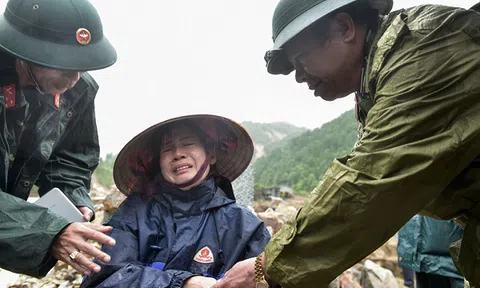 Cảnh tang thương ở gia đình có chồng bị lũ cuốn đi trước mặt vợ