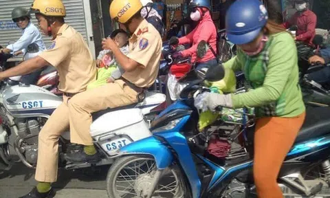 Lời kể của 2 chiến sĩ CSGT `mở đường`, đưa bé 14 tháng tuổi đi cấp cứu