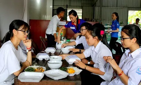 Người dân miền Tây nấu cơm phục vụ sĩ tử