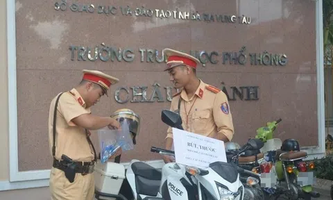 Hình ảnh đẹp của CSGT trong hai ngày thi THPT quốc gia 2018