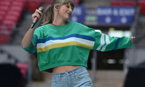Taylor Swift giấu nhẹm được chiếc bụng đẫy đà nhờ chiếc denim shorts `vi diệu` này