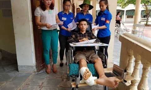 Ấm lòng màu áo xanh tình nguyện tiếp sức cho sĩ tử `vượt vũ môn`