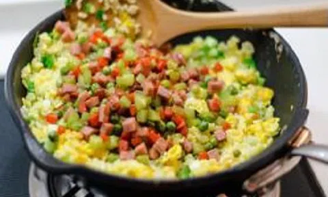 Tận dụng cơm nguội làm cơm chiên thập cẩm ngon hơn cơm nóng