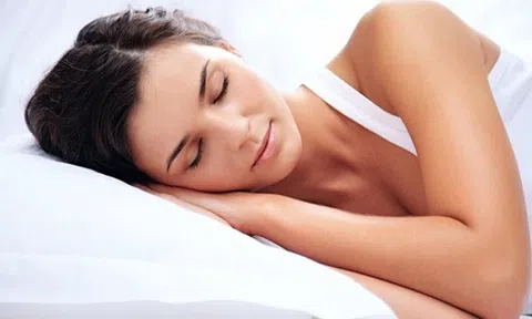 Cứ không ngủ đủ đi, bạn sẽ mệt mỏi, xuống sắc và nhận hậu quả  giống người phụ nữ này