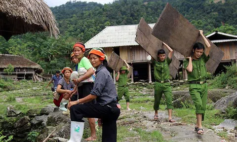 Hình ảnh tình quân dân cảm động giữa vùng lũ Hà Giang