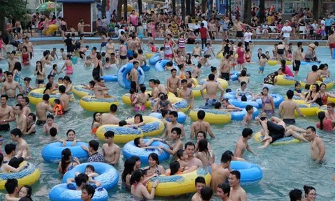 Nỗi kinh hoàng ở hồ bơi: Vi khuẩn bộ phận sinh dục xâm nhập vào mắt