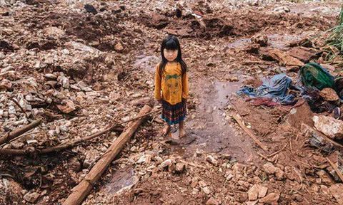 `Mất! Mất hết rồi! Lũ cuốn trôi sạch sành sanh!`