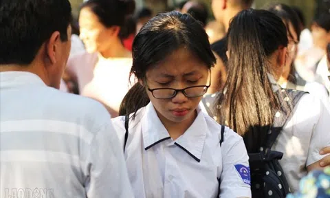32.000 “Dê vàng” trượt lớp 10 trường công: Sốt sắng nộp trường tư, giờ lo rút hồ sơ