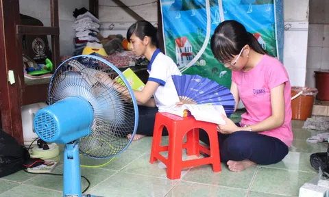 Sinh viên vật vã tìm đủ mọi cách “sống sót” qua mùa nắng nóng đỉnh điểm