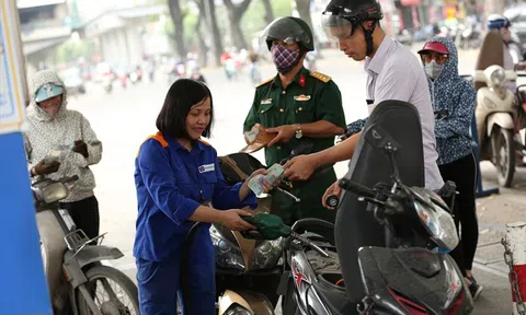 Tăng kịch thuế bảo vệ môi trường với xăng dầu: Gánh nặng dồn lên vai người tiêu dùng