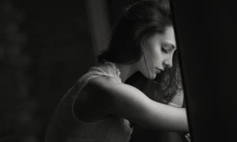 Đàn ông có thể lau son cho người khác mà không thể lau nước mắt cho vợ mình