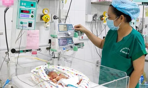 Kỳ tích: Cứu sống bé gái sinh non mới 25 tuần tuổi, nặng 740g bị bệnh màng trong