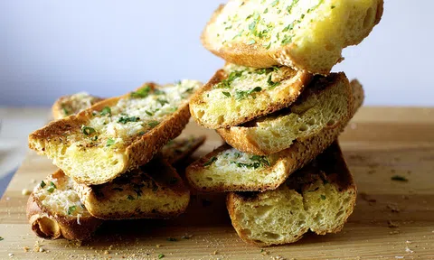 Học ngay công thức làm bánh mì bơ tỏi ngon như ngoài hàng