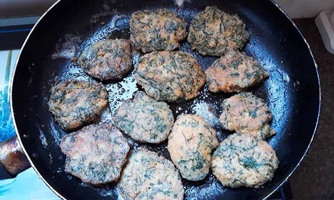 Cách làm món trứng cá chiên lá lốt thơm ngon, lạ miệng