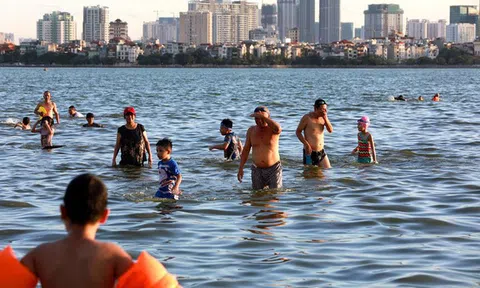 Hồ Tây thành bãi biển tắm tự do giữa Thủ đô