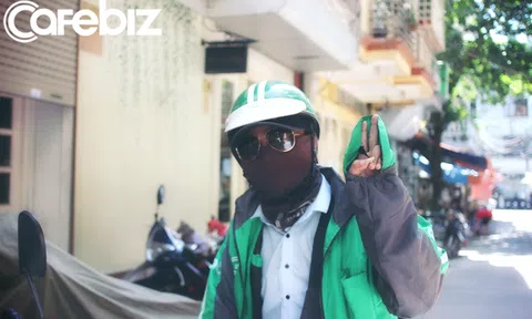 Nắng nóng đỉnh điểm: Tài xế GrabBike cả ngày ngoài đường thấy “cũng bình thường!`