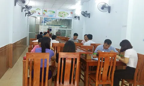 Thích thú với quán `phở 4.0` tự động phục vụ khách