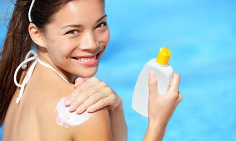 Tự tin diện trang phục hở với 4 bước trị mụn lưng hiệu quả