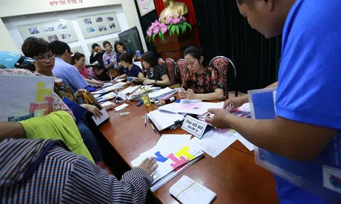 Phụ huynh ùn ùn đòi phí giữ chỗ nhưng bị khước từ... vì Sở không `sờ` đến