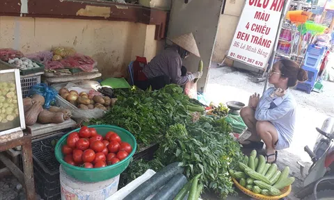 Giá thực phẩm tăng, công nhân khu công nghiệp tính chuyện ăn mì thay cơm