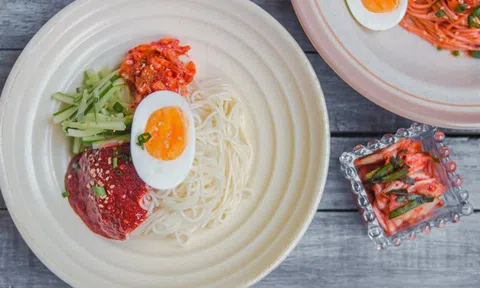 Bữa trưa cuối tuần làm bát mì lạnh trộn đơn giản nhưng giải nhiệt hiệu quả