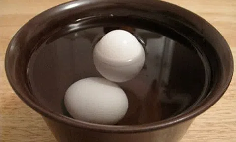 Phân biệt trứng quá hạn trong \'một nốt nhạc\'