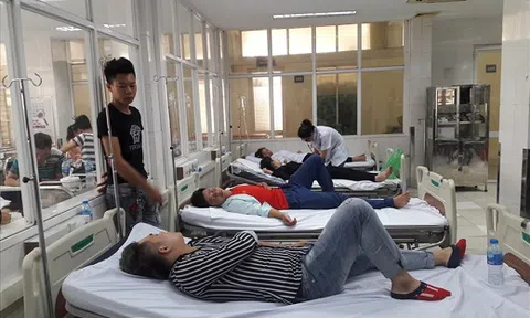 Sau bữa trưa, hơn trăm học viên đau bụng quằn quại phải nhập viện cấp cứu
