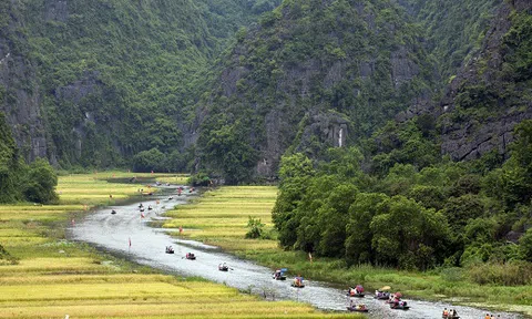 Trải nghiệm những chuyến đò “chèo” chân