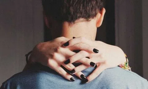 Người đàn ông bỏ chạy trong lúc vợ và bồ nhí đánh ghen nhau, anh ta có giá bao nhiêu?