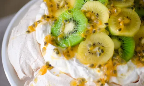 Khéo tay làm bánh Pavlova nhẹ như mây trứ danh của nước Úc