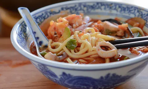 Thử ngay công thức nấu mì hải sản Hàn Quốc ngon bá cháy