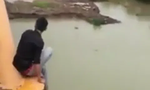 Chưa đến trận chung kết bóng đá World Cup, nam thanh niên đã nhảy cầu quyên sinh