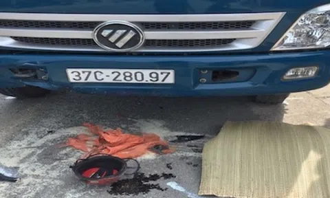 Xe tải cuốn xe máy chồng chết vợ nguy kịch