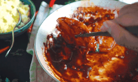 Chủ bếp thời @: Cách làm sườn heo cốt lết áp chảo sốt tương ngọt cho bữa chiều vui vẻ