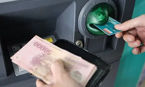 `Tuýt còi` 4 ngân hàng tăng phí rút tiền ATM 