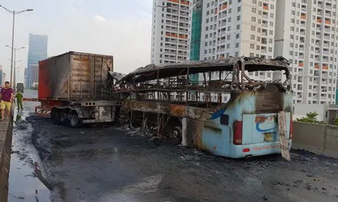 Xe khách cháy rụi, một phụ nữ mang thai tử vong